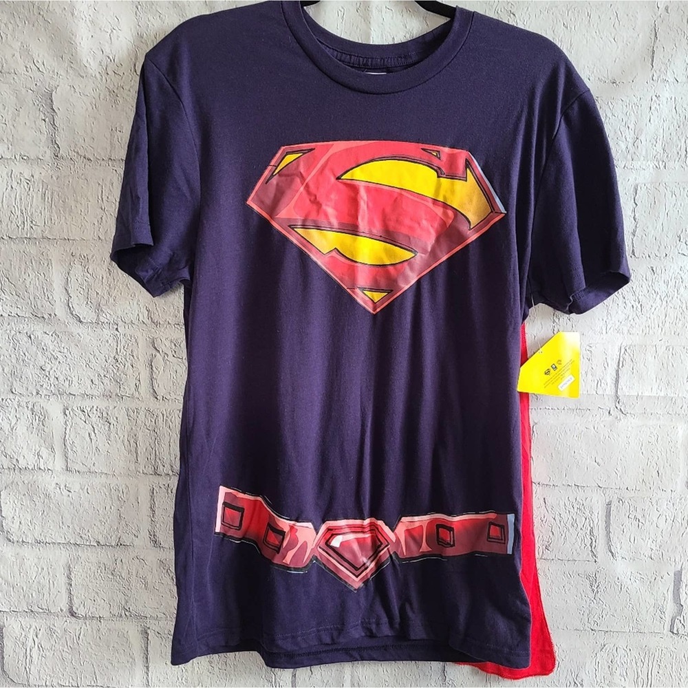 Superman Character Costume Graphic Tee With Attached Cape SZ M‎ NWT